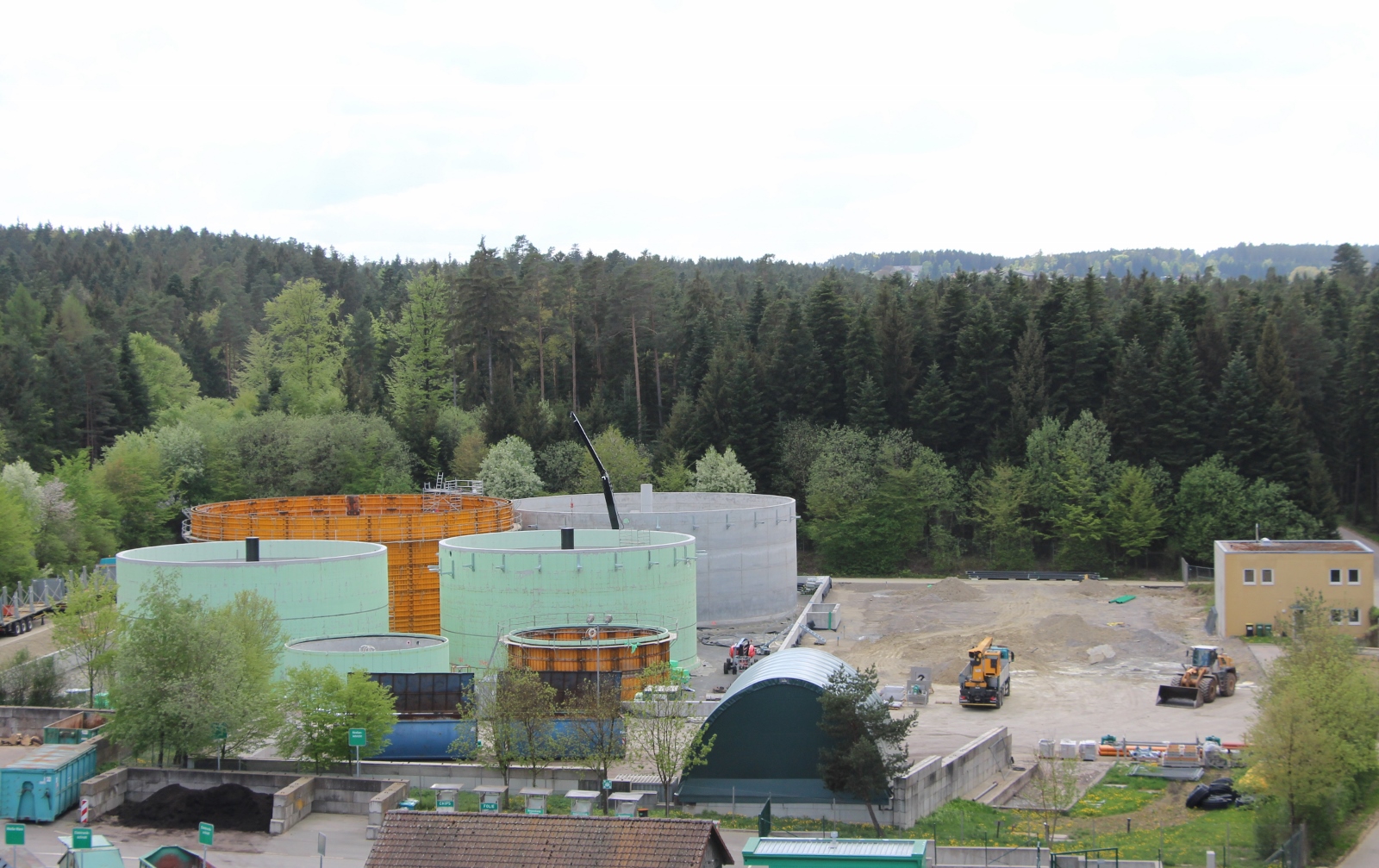 
    
            
                    Bild Bioabfallvergärungsanlage Baufortschritt 2 Lagerbehälter, 2 Fermenter und 2 Substratlager 
                
        
